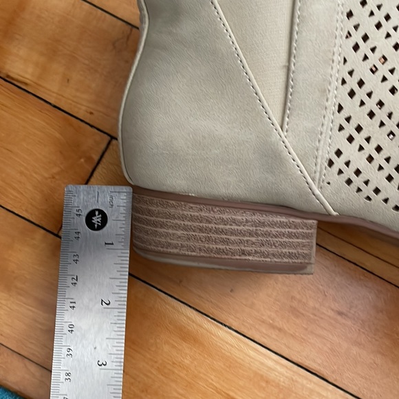 Cream/white suede ankle boots size 9/9.5 with 1 inch heel - Picture 10 of 10